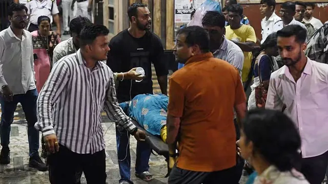 कोलकाता के चोरबागान दुर्गा पूजा पंडाल में भगदड़ के बाद घटनास्थल पर पुलिस की मौजूदगी और सुरक्षा व्यवस्था।