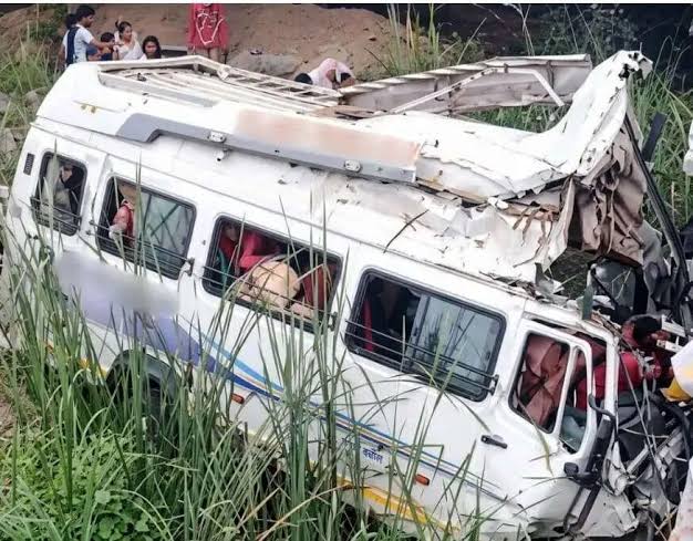 कोटा के पास दिल्ली-मुंबई एक्सप्रेसवे पर पुलिया से नीचे गिरे मिनी बस ट्रैवलर का हादसा।