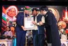 नई दिल्ली में आयोजित समारोह में केंद्रीय मंत्री रामदास आठवले बसखारी ब्लॉक प्रमुख कुंवर नरेंद्र मोहन सिंह को सम्मानित करते हुए।