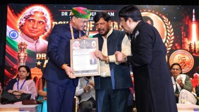 नई दिल्ली में आयोजित समारोह में केंद्रीय मंत्री रामदास आठवले बसखारी ब्लॉक प्रमुख कुंवर नरेंद्र मोहन सिंह को सम्मानित करते हुए।