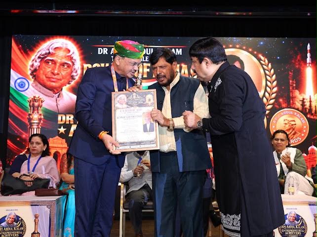 नई दिल्ली में आयोजित समारोह में केंद्रीय मंत्री रामदास आठवले बसखारी ब्लॉक प्रमुख कुंवर नरेंद्र मोहन सिंह को सम्मानित करते हुए।