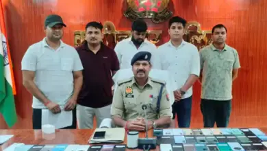 कुशीनगर में पुलिस द्वारा बरामद गुम मोबाइल उनके मालिकों को सौंपते पुलिस अधिकारी।