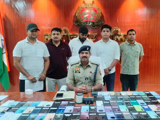 कुशीनगर में पुलिस द्वारा बरामद गुम मोबाइल उनके मालिकों को सौंपते पुलिस अधिकारी।