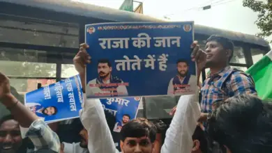 लखनऊ के हुसैनगंज स्थित PFC बिल्डिंग पर आजाद समाज पार्टी के कार्यकर्ताओं का प्रदर्शन और पुलिस के साथ नोकझोंक।
