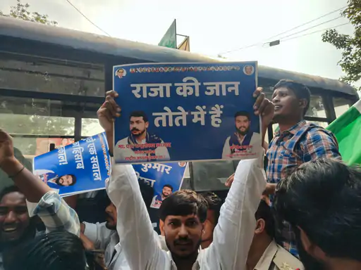लखनऊ के हुसैनगंज स्थित PFC बिल्डिंग पर आजाद समाज पार्टी के कार्यकर्ताओं का प्रदर्शन और पुलिस के साथ नोकझोंक।