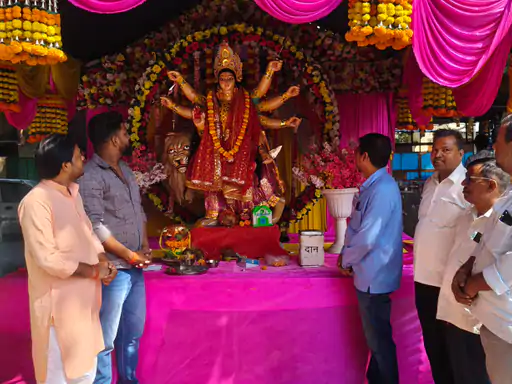 लखनऊ के इंदिरा नगर स्थित भूतनाथ श्री बालाजी शक्तिपीठ में दुर्गा पूजा, माता की चौकी और धार्मिक झांकी की तैयारियां।