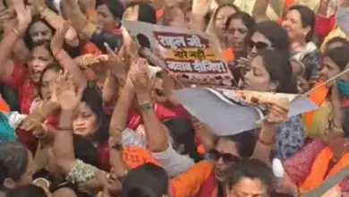 लखनऊ में कांग्रेस कार्यालय के बाहर भाजपा महिला मोर्चा का प्रदर्शन
