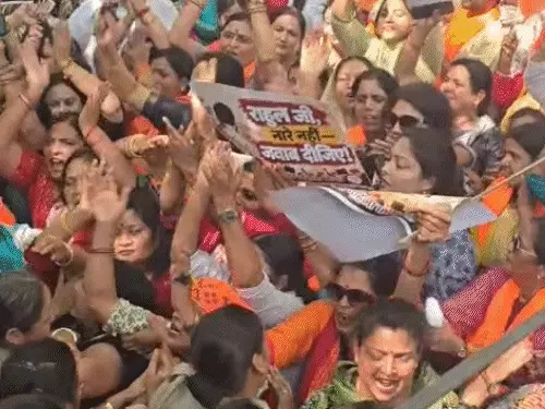 लखनऊ में कांग्रेस कार्यालय के बाहर भाजपा महिला मोर्चा का प्रदर्शन