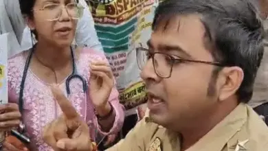 लखनऊ में समान वेतन की मांग को लेकर प्रदर्शन कर रहे बॉन्डेड MBBS डॉक्टरों और पुलिस के बीच बातचीत का दृश्य।