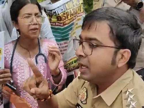 लखनऊ में समान वेतन की मांग को लेकर प्रदर्शन कर रहे बॉन्डेड MBBS डॉक्टरों और पुलिस के बीच बातचीत का दृश्य।