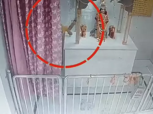 लखनऊ के चारों धाम मंदिर में मां लक्ष्मी की मूर्ति से गहने चोरी होने की घटना।