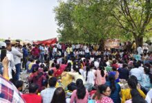 लखनऊ के इको गार्डन में नियमितीकरण और वेतन संबंधी मांगों को लेकर प्रदर्शन करते CHO।