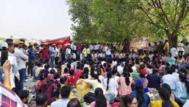 लखनऊ के इको गार्डन में नियमितीकरण और वेतन संबंधी मांगों को लेकर प्रदर्शन करते CHO।
