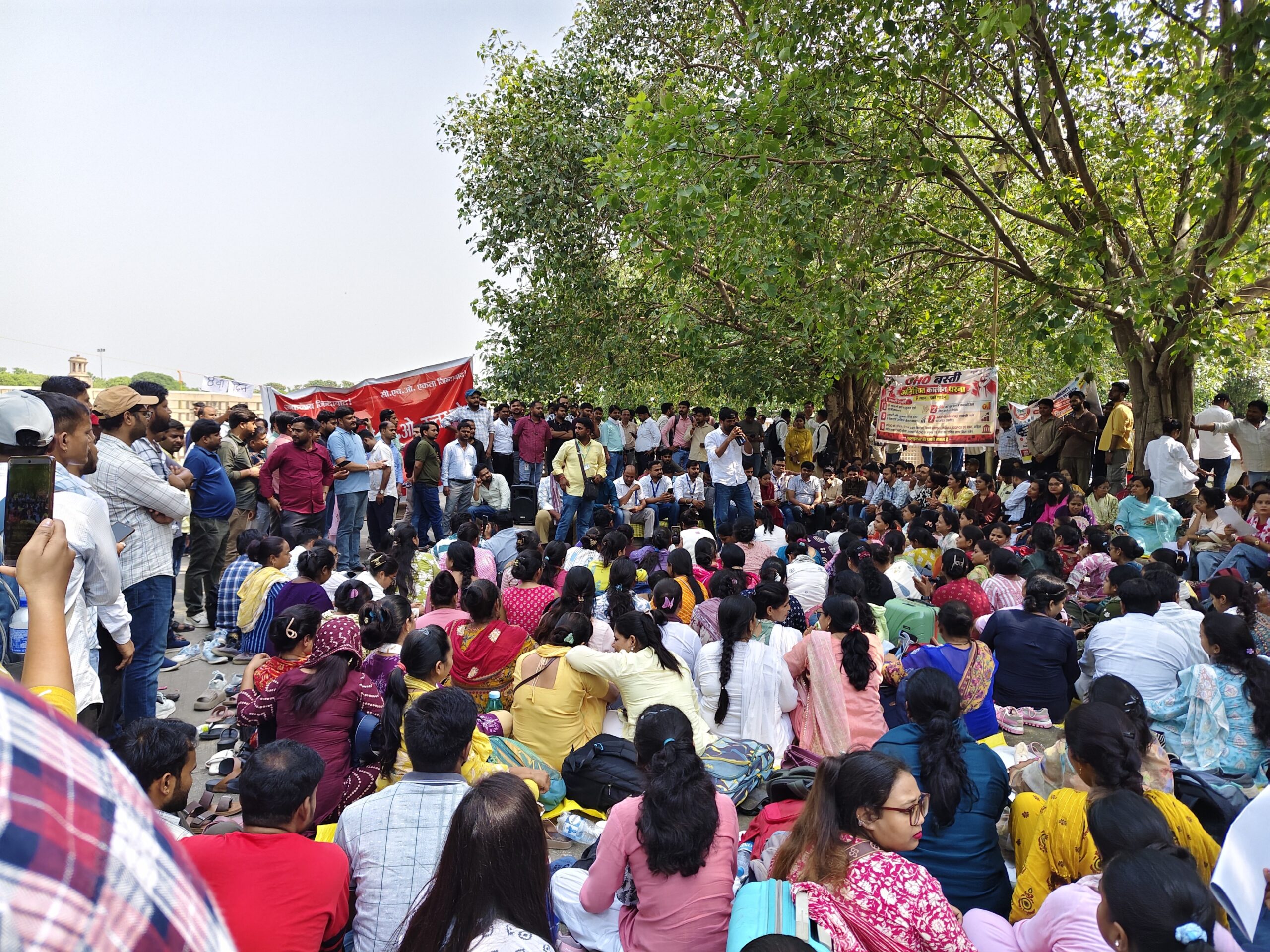 लखनऊ के इको गार्डन में नियमितीकरण और वेतन संबंधी मांगों को लेकर प्रदर्शन करते CHO।