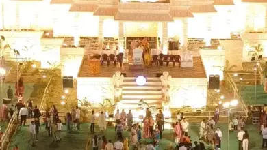 जानकीपुरम लखनऊ में दूधिया रोशनी से जगमगाता राम मंदिर की तर्ज पर बना दुर्गा पूजा पंडाल।