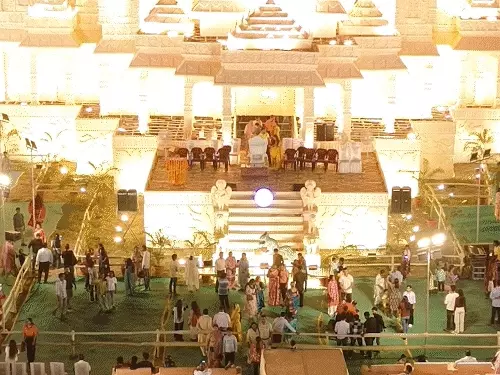 जानकीपुरम लखनऊ में दूधिया रोशनी से जगमगाता राम मंदिर की तर्ज पर बना दुर्गा पूजा पंडाल।