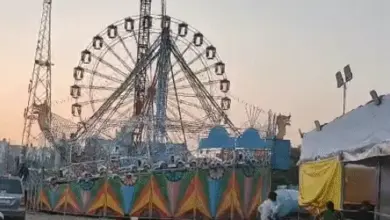 जानकीपुरम के दुर्गा पार्क में 110 फीट ऊंचा राम मंदिर थीम वाला दुर्गा पूजा पंडाल।