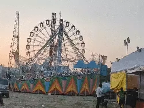 जानकीपुरम के दुर्गा पार्क में 110 फीट ऊंचा राम मंदिर थीम वाला दुर्गा पूजा पंडाल।