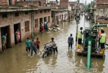लखनऊ के फैजुल्लागंज में गोमती नदी का जलस्तर बढ़ने से बाढ़ और जलभराव की स्थिति।