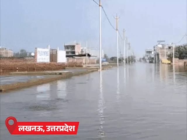 लखनऊ के फैजुल्लागंज में बाढ़ से जलमग्न सड़कें और घर।