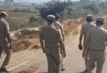 लखनऊ के बीकेटी में किसान पथ पर पलटे फॉर्मेलिन टैंकर के बाद राहत और बचाव कार्य।