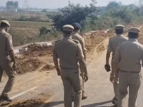 लखनऊ के बीकेटी में किसान पथ पर पलटे फॉर्मेलिन टैंकर के बाद राहत और बचाव कार्य।