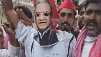 लखनऊ में मुख्य निर्वाचन आयुक्त ज्ञानेश कुमार के इस्तीफे की मांग को लेकर प्रदर्शन करते सपा कार्यकर्ता