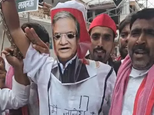 लखनऊ में मुख्य निर्वाचन आयुक्त ज्ञानेश कुमार के इस्तीफे की मांग को लेकर प्रदर्शन करते सपा कार्यकर्ता