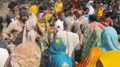 लखनऊ के किसान पथ पर बाइक सवार युवक की मौत के बाद गांव में तैनात पुलिस बल।