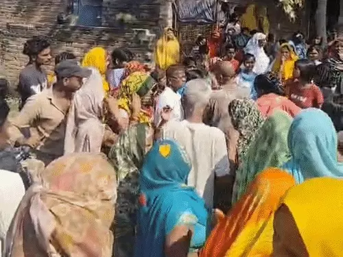 लखनऊ के किसान पथ पर बाइक सवार युवक की मौत के बाद गांव में तैनात पुलिस बल।