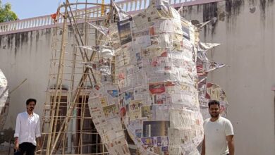 लखनऊ में दशहरे के लिए रावण के पुतले बनाते कारीगर