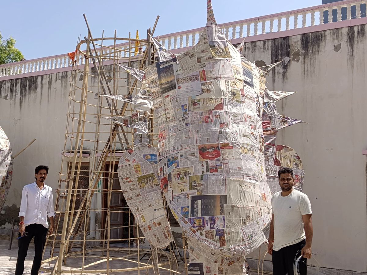 लखनऊ में दशहरे के लिए रावण के पुतले बनाते कारीगर
