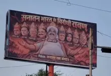 लखनऊ के हजरतगंज और गोमतीनगर समेत कई इलाकों में लगाए गए होर्डिंग, जिनमें रावण के दस सिरों पर अखिलेश यादव, राहुल गांधी और अन्य हस्तियों की तस्वीरें दिखाई गई हैं।