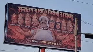 लखनऊ के हजरतगंज और गोमतीनगर समेत कई इलाकों में लगाए गए होर्डिंग, जिनमें रावण के दस सिरों पर अखिलेश यादव, राहुल गांधी और अन्य हस्तियों की तस्वीरें दिखाई गई हैं।