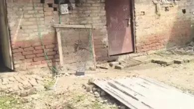 लखनऊ के कनौसी में शराब पार्टी के दौरान युवक की हत्या के मामले में जांच करती पुलिस।