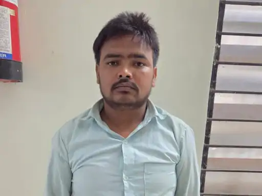 लखनऊ STF की कार्रवाई में बरामद तीन सिल्वर रंग की अवैध पिस्टल और मैगजीन।