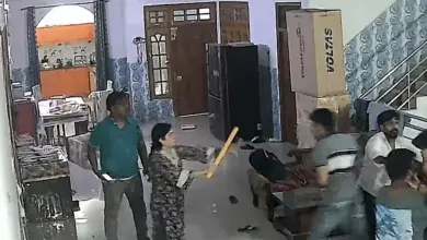 लखनऊ के ठाकुरगंज में परिवार पर पथराव और मारपीट के मामले में जांच करती पुलिस।