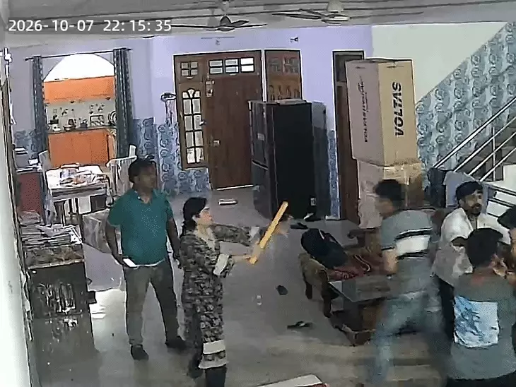 लखनऊ के ठाकुरगंज में परिवार पर पथराव और मारपीट के मामले में जांच करती पुलिस।
