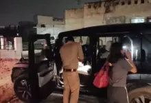 - लखनऊ के पारा क्षेत्र में बस से टक्कर के बाद क्षतिग्रस्त हुई थार और घटनास्थल पर मौजूद लोग।