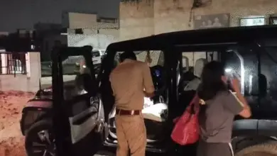 - लखनऊ के पारा क्षेत्र में बस से टक्कर के बाद क्षतिग्रस्त हुई थार और घटनास्थल पर मौजूद लोग।