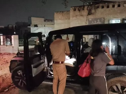 - लखनऊ के पारा क्षेत्र में बस से टक्कर के बाद क्षतिग्रस्त हुई थार और घटनास्थल पर मौजूद लोग।