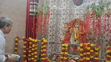 लखनऊ के गोमती नगर स्थित शिव भोला मंदिर में नवरात्र के दूसरे दिन पूजा-अर्चना करते श्रद्धालु।
