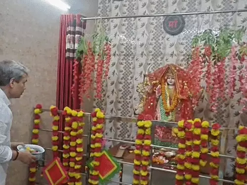 लखनऊ के गोमती नगर स्थित शिव भोला मंदिर में नवरात्र के दूसरे दिन पूजा-अर्चना करते श्रद्धालु।