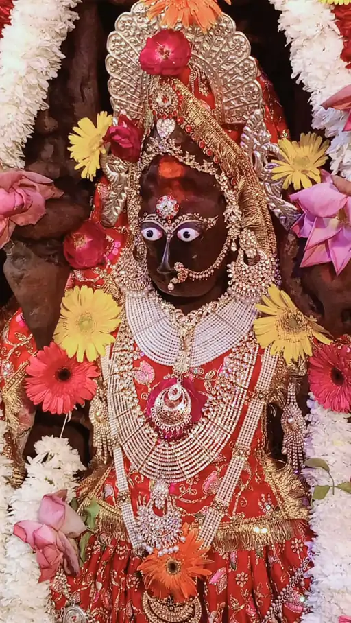 लखनऊ के गोसाईगंज स्थित प्राचीन मां चतुर्भुजी देवी मंदिर का दृश्य।