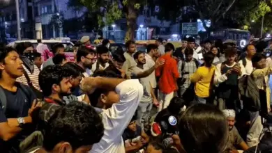 जंतर-मंतर प्रदर्शन के दौरान पुलिसकर्मियों की कार्रवाई का दृश्य।