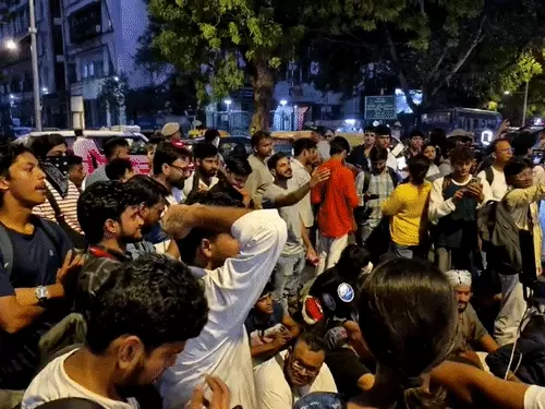 जंतर-मंतर प्रदर्शन के दौरान पुलिसकर्मियों की कार्रवाई का दृश्य।