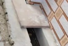 अंबेडकरनगर के अकबरपुर स्थित मानस नगर कॉलोनी में टूटी नाली और जलनिकासी की समस्या।
