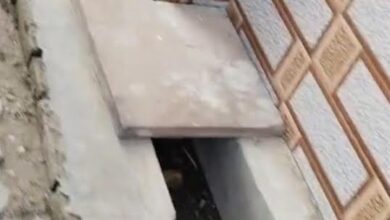 अंबेडकरनगर के अकबरपुर स्थित मानस नगर कॉलोनी में टूटी नाली और जलनिकासी की समस्या।