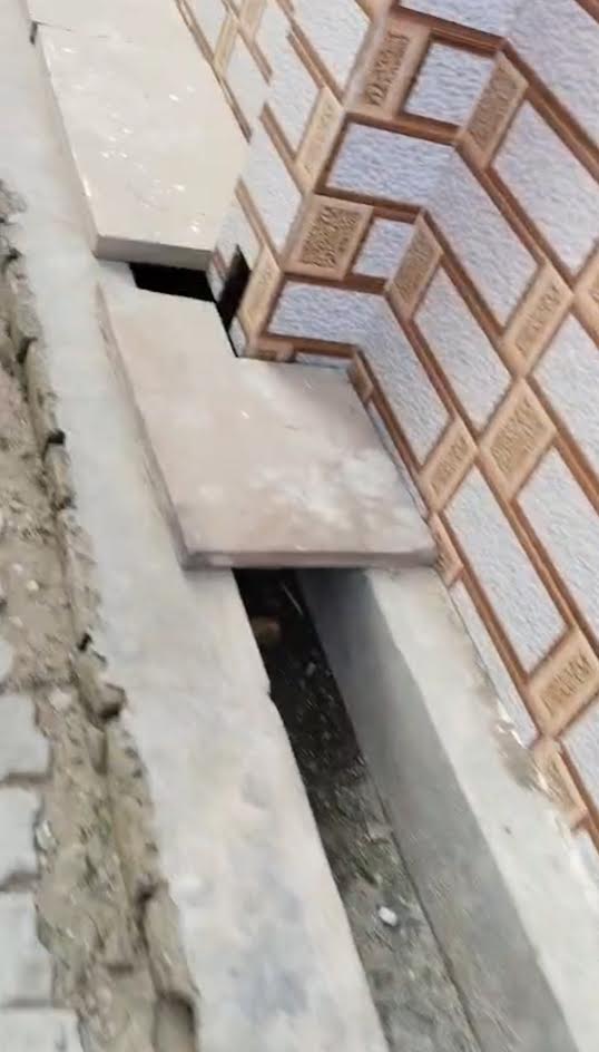 अंबेडकरनगर के अकबरपुर स्थित मानस नगर कॉलोनी में टूटी नाली और जलनिकासी की समस्या।