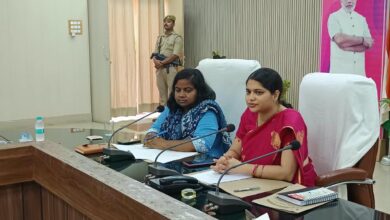 अंबेडकरनगर कलेक्ट्रेट सभागार में मतदाता पंजीकरण अभियान पर बैठक करतीं डीएम ईशा प्रिया।